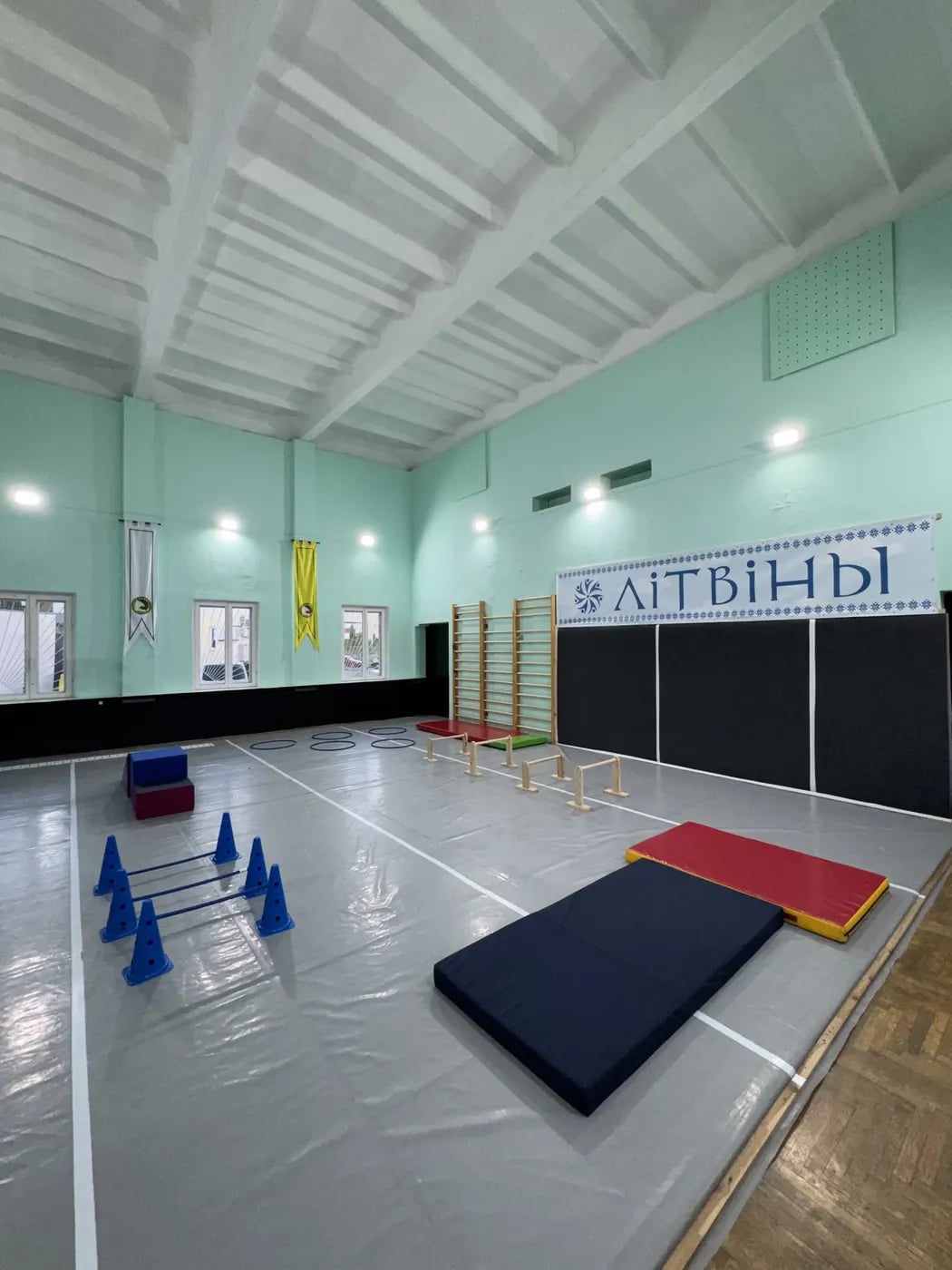Зал на Панченко: высокий потолок и баннер клуба